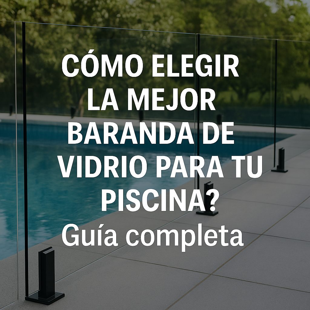 Baranda de vidrio transparente instalada en piscina moderna, ideal para seguridad y diseño elegante